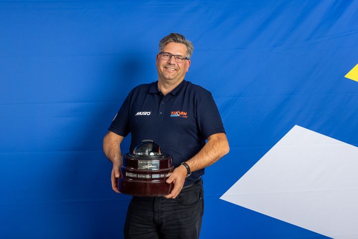Patrik Johansson får Pelle Pettersons hederspris för sitt engagemang och arbete i Stenungsunds Segelsällskap. Foto: Daniel Stenholm