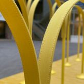 De karaktäristiska gula bågarna i installationen The Yellow Thread.