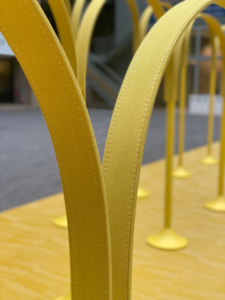 De karaktäristiska gula bågarna i installationen The Yellow Thread.