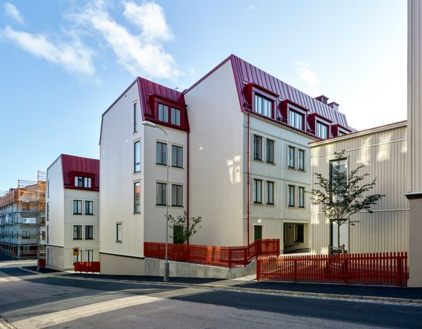 Träbyggindustrin växer med kvalitetsutveckling – nya branschregler för robust egendomsskydd i modulhus