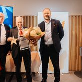 Henry Jarlsson, mottagare av TMF:s Hedersnova, här tillsammans med Claes Hansson, ordförande TMF och Erik Haara, vd TMF.