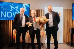 Henry Jarlsson, mottagare av TMF:s Hedersnova, här tillsammans med Claes Hansson, ordförande TMF och Erik Haara, vd TMF.