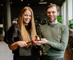 Nyvalda ordförande Emma Arvidsson tar över klubban från avgående ordföranden Adam Kedert.