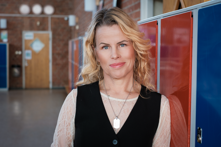Anna Olskog, förbundsordförande Sveriges Lärare, vid skåp i skolmiljö