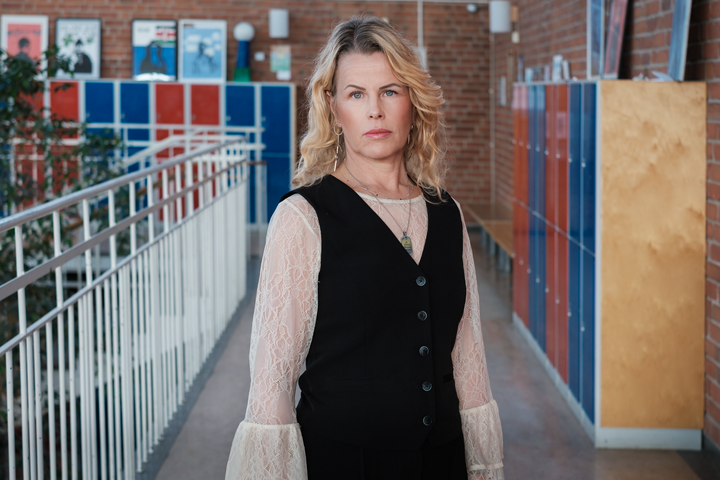 Anna Olskog, förbundsordförande Sveriges Lärare, vid skåp i skolmiljö