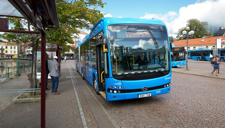 En elbuss vid hållplats i Borås