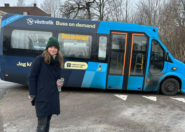 Louise Jeppsson (V) vid en Buss-on-demand i Marks kommun