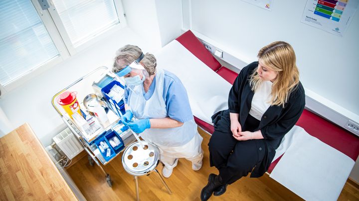 Undersökningsrum med patient och sköterska