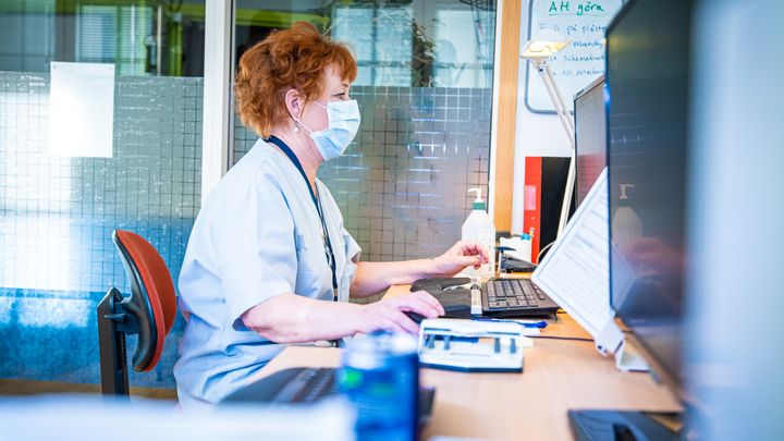 Sjuksköterska vid dator i profil