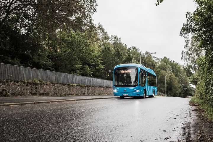 Elbuss på regnblöt väg i Ale