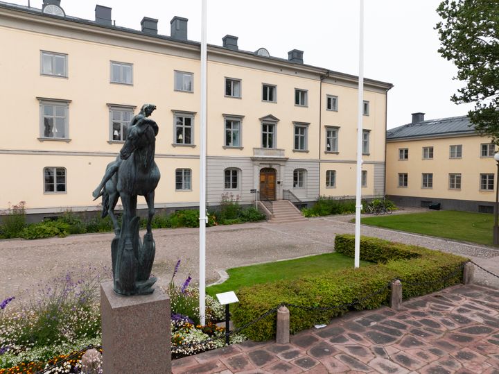 Residenset, Vänersborg. - Vi avvisar regeringens förslag om upphävande av permanenta uppehållstillstånd. Frågan är större än alla som skulle saknas på jobbet, det här handlar om vilket samhälle vi vill ha, säger Rödgrön ledning.