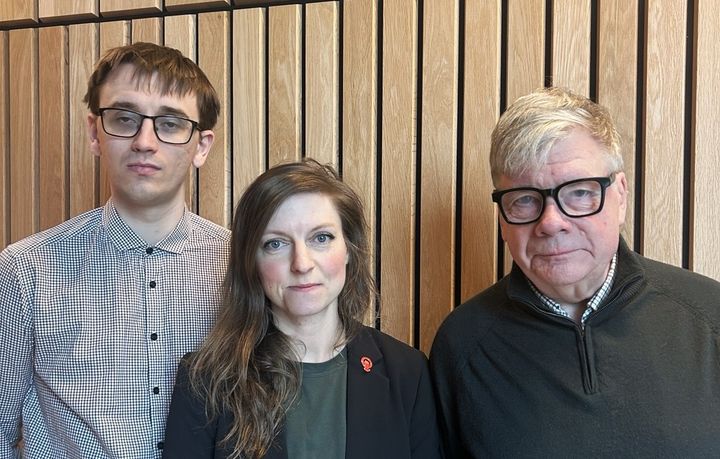 - Vi vill hålla nere biljettpriserna i kollektivtrafiken, det är rödgrön politik, säger Jonas Blomster (MP), Louise Jeppsson (V), Per Tenggren (S).