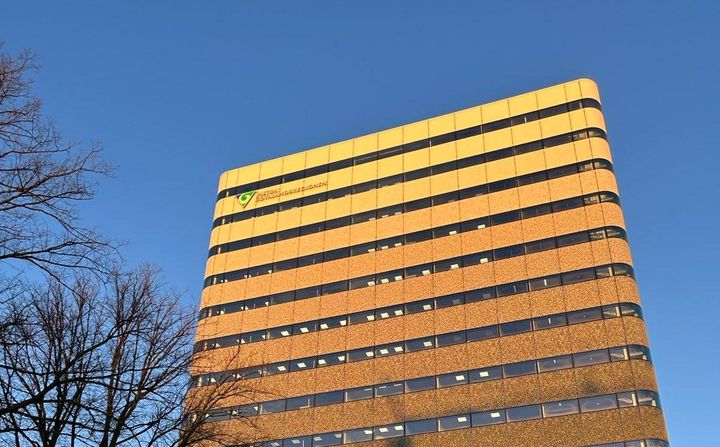 Regionens hus i Göteborg mot en blå himmel.