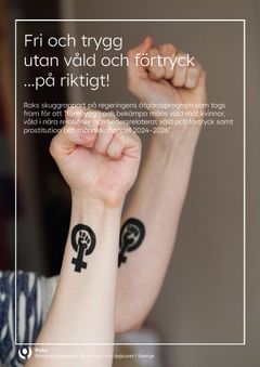 Två knutna nävar i luften med kvinnosymboler tatuerade på armarna.