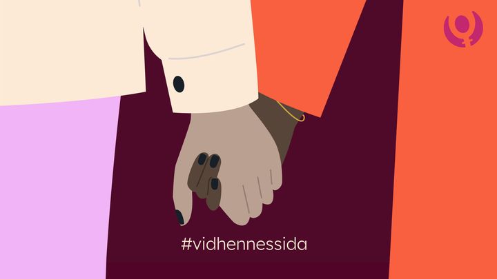 Två tecknade kvinnor står bredvid varandra och håller handen.