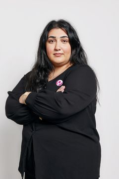 Roks ordförande Adine Samadi stående med armarna i kors