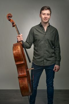 Cellisten Tuomas Lehto, till vardags i Finska Radions symfoniorkester, är solist i Sjostakovitjs Cellokonsert nr. 1, ett av tre verk som framförs under konserten.