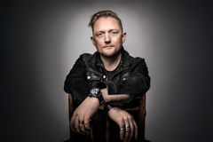 Linus Fellbom regisserar Så som i himmelen på Kulturhuset Spira i Jönköping och står även för scenografi och ljusdesign.