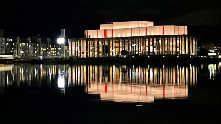 Så här kommer Kulturhuset Spira att se ut på kvällarna från och med söndag 30 novmber. Då är det premiär för husets nya fasadbelysning. Bilden är tagen i samband med ett test av belysningen.