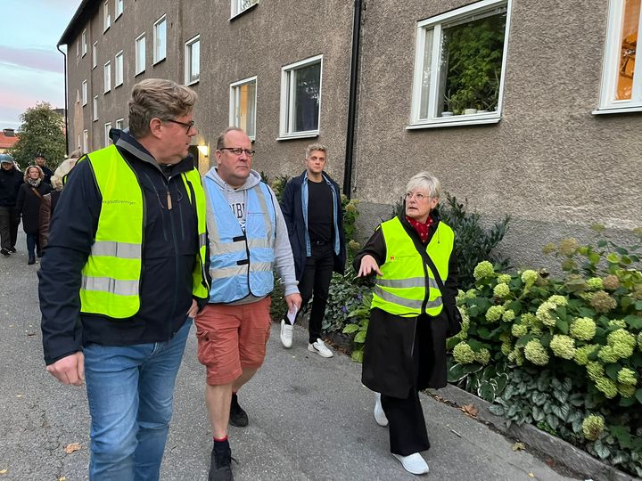 Marie Linder trygghetsvandrar med justitieminister Gunnar Strömmer i Rågsved. Foto: Hyresgästföreningen