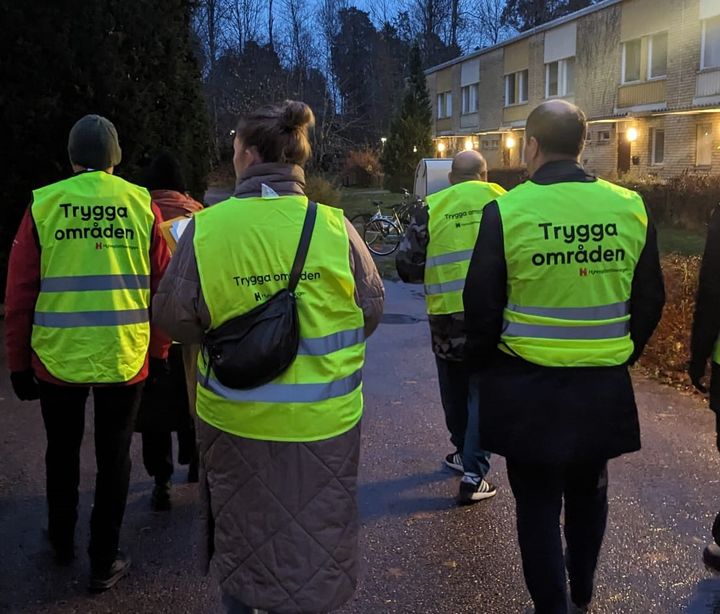 Hyresgästföreningen trygghetsvandrar i Gottsunda. Foto Johannes Svensson.