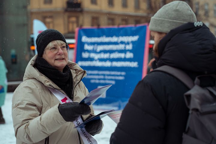 Hyresgästföreningens förbundsordförande Marie Linder under bostadspolitisk aktion i Stockholm. Foto Filippa Ländin.