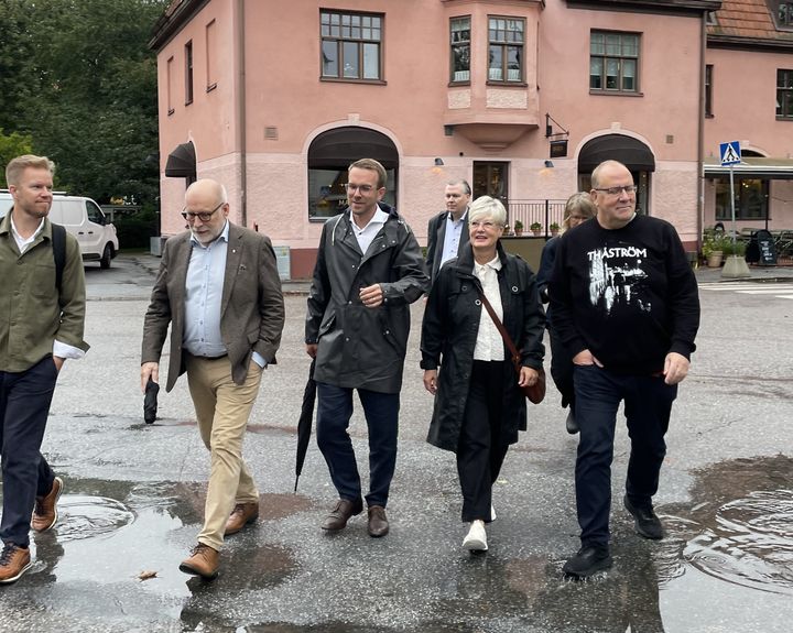 Stadsvandring i trädgårdsstaden Gamla Enskede med bland andra Hyrestästföreningens förbundsordförande Marie Linder, bostadsminister Andreas Carlson, egnahemskommissionär Stefan Attefall och ordförande i Hyresgästföreningen Stockholm Sydost Jonas Larsson