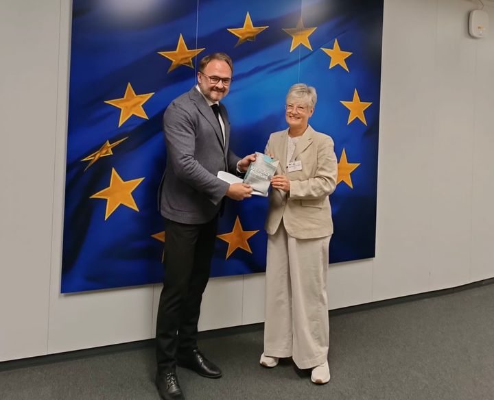 Marie Linder träffar EU:s bostadskommissionär Dan Jørgensen i Bryssel. Foto IUT/Hyresgästföreningen