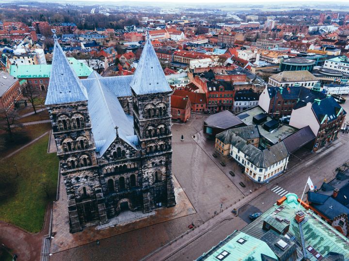 Flygfoto över Lunds domkyrka och omgivande byggnader.