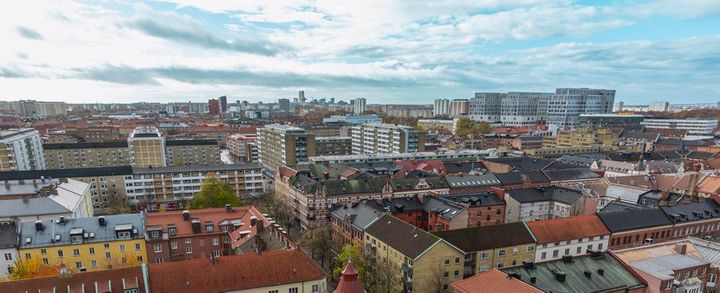 Inför valet 2026 har Hyresgästföreningen ställt 11 centrala bostadsfrågor till de partier som är representerade i Malmö kommunfullmäktige och/eller i Sveriges riksdag.