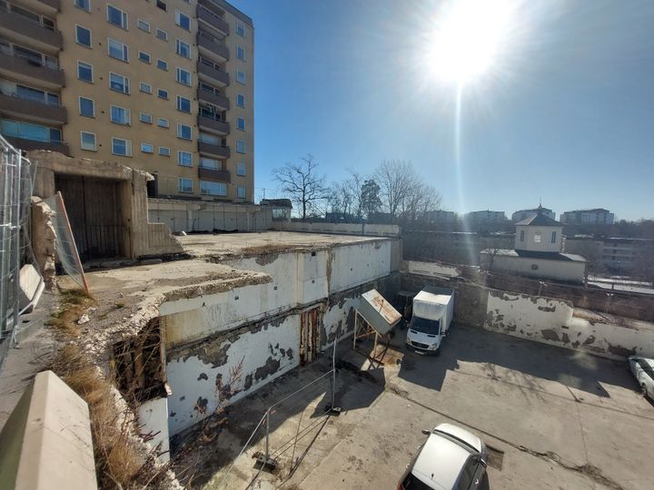 Söndervittrad betong, höga fallhöjder och fullt av metallskrot vid fastigheten.