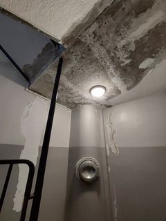 Skador i en av fastigheterna, hämtat från dokumentationen Hyresgästföreningen skickat till skiljemannen