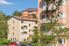 80 % av hyrorna i Kalmar län är klara, med en genomsnittlig höjning på 3,4 %. Nästa år bör höjningen halveras tycker Hyresgästföreningen.