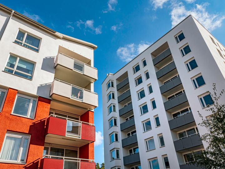 80 % av hyrorna i Jönköpings län är klara, med en genomsnittlig höjning på 3,2 %. Nästa år bör höjningen halveras tycker Hyresgästföreningen.