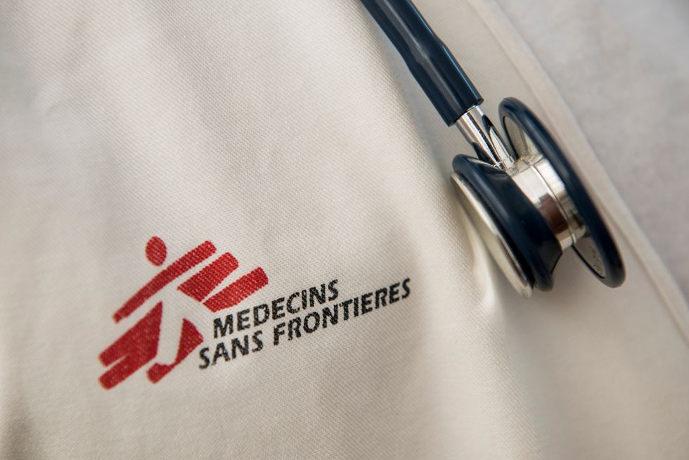 Ett stetoskop hänger över en t-shirt med Läkare Utan Gränsers logo.