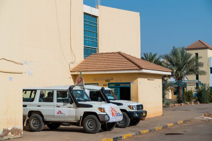 Läkare Utan Gränsers bilar utanför Bashair-sjukhuset i södra Khartoum.