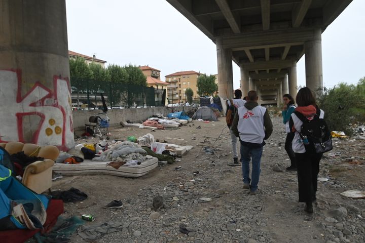 Ett team från Läkare Utan Gränsers går under en bro i den italienska staden Ventimiglia där de har bistått med sjukvård och annat stöd till migranter i områdena nära den franska gränsen.