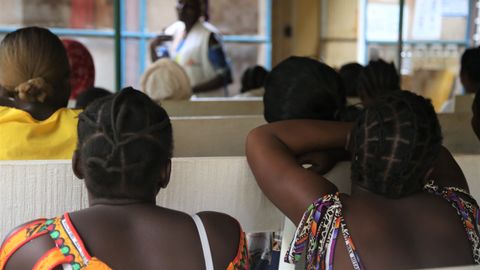 En medarbetare från Läkare Utan Gränser berättar för en grupp kvinnor i Bangui, Centralafrikanska republiken, om Läkare Utan Gränsers stöd till de som har utsatts för sexuellt våld.