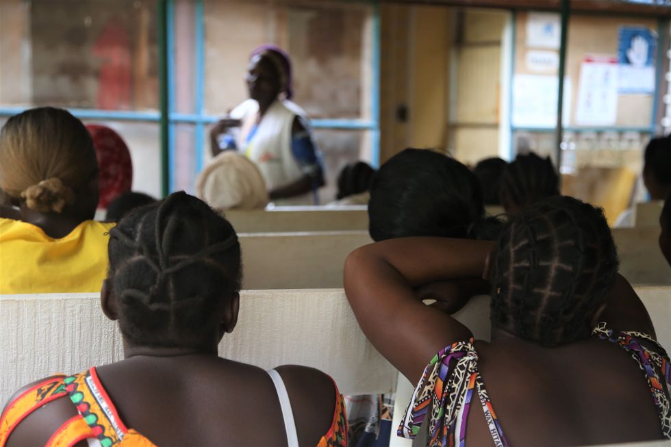 En medarbetare från Läkare Utan Gränser berättar för en grupp kvinnor i Bangui, Centralafrikanska republiken, om Läkare Utan Gränsers stöd till de som har utsatts för sexuellt våld.