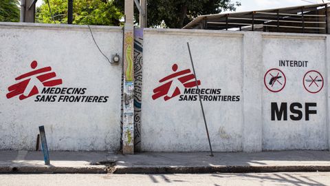 En mur i Haitis huvudstad Port-au-Prince med Läkare Utan Gränsers logga.
