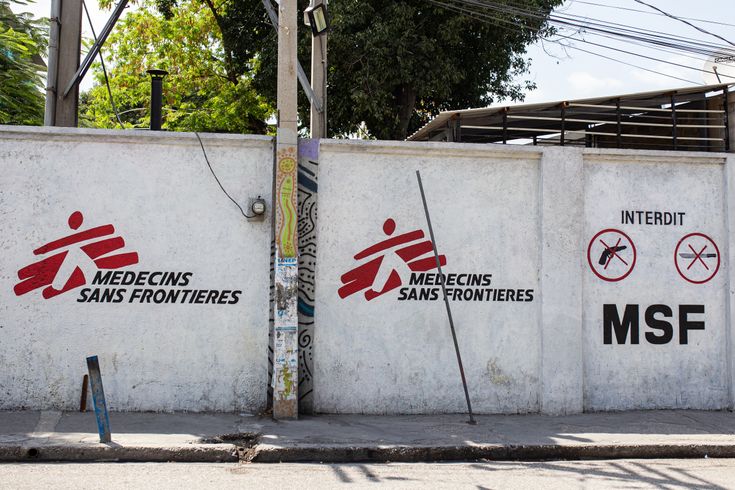 En mur i Haitis huvudstad Port-au-Prince med Läkare Utan Gränsers logga.