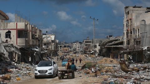 Människor som återvänt till Khan Younis från Rafah efter militäroffensiven i maj 2024.