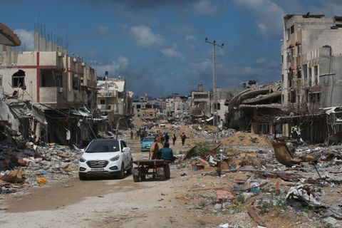 Människor som återvänt till Khan Younis från Rafah efter militäroffensiven i maj 2024.