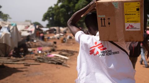 Läkare Utan Gränser är på väg med läkemedel och vattenreningsmaterial till Bondeko vårdcentral i norra Kongo-Kinshasa, dit tusentals människor från Centralafrikanska republiken flytt efter en attack. Foto: Marco Doneda/Läkare Utan Gränser