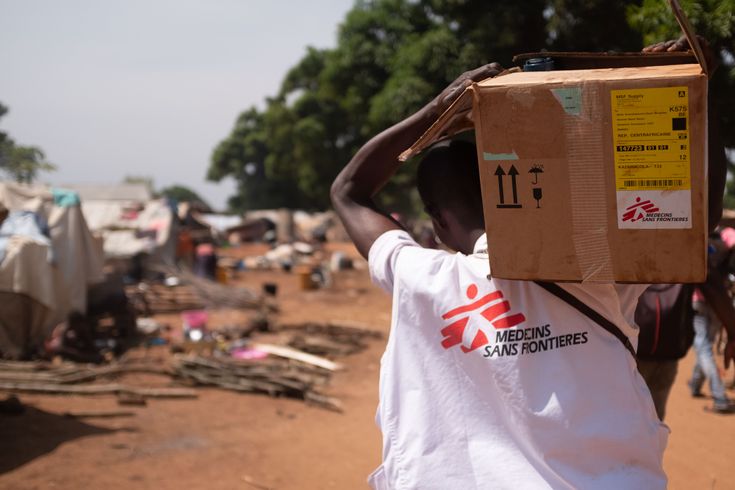 Läkare Utan Gränser är på väg med läkemedel och vattenreningsmaterial till Bondeko vårdcentral i norra Kongo-Kinshasa, dit tusentals människor från Centralafrikanska republiken flytt efter en attack. Foto: Marco Doneda/Läkare Utan Gränser