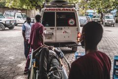 En patient i behov av akutsjukvård transporteras till Läkare Utan Gränsers akutmottagning i TurgeauPort-au-Prince, Haiti. Bilden tagen i juni 2022. Foto: Johnson Sabin.