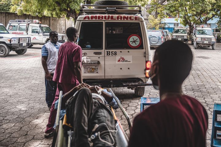 En patient i behov av akutsjukvård transporteras till Läkare Utan Gränser akutmottagning i Turgeau, Port-au-Prince, i Haiti. Bilden är tagen i juni 2022. Foto: Johnson Sabin