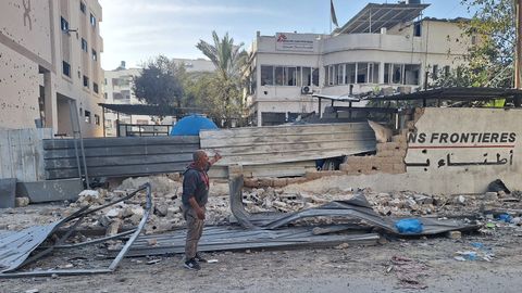 Entrén till Läkare Utan Gränsers kontor i Gaza som har förstörts i en attack.