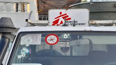 Skotthål i vindrutan på en av Läkare Utan Gränsers bilar i Haitis huvudskad Port-au-Prince som besköts den 15 mars i år.