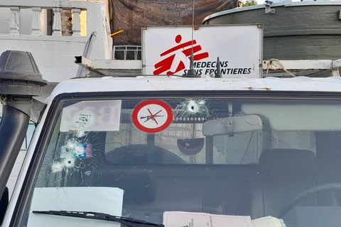 Skotthål i vindrutan på en av Läkare Utan Gränsers bilar i Haitis huvudskad Port-au-Prince som besköts den 15 mars i år.
